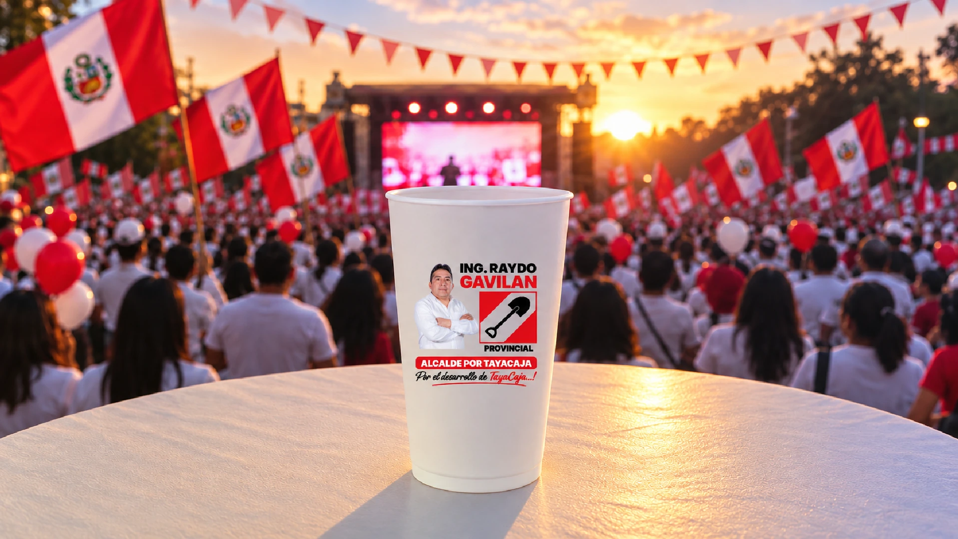 Vaso personalizado sobre una mesa en un evento masivo con banderas del Perú