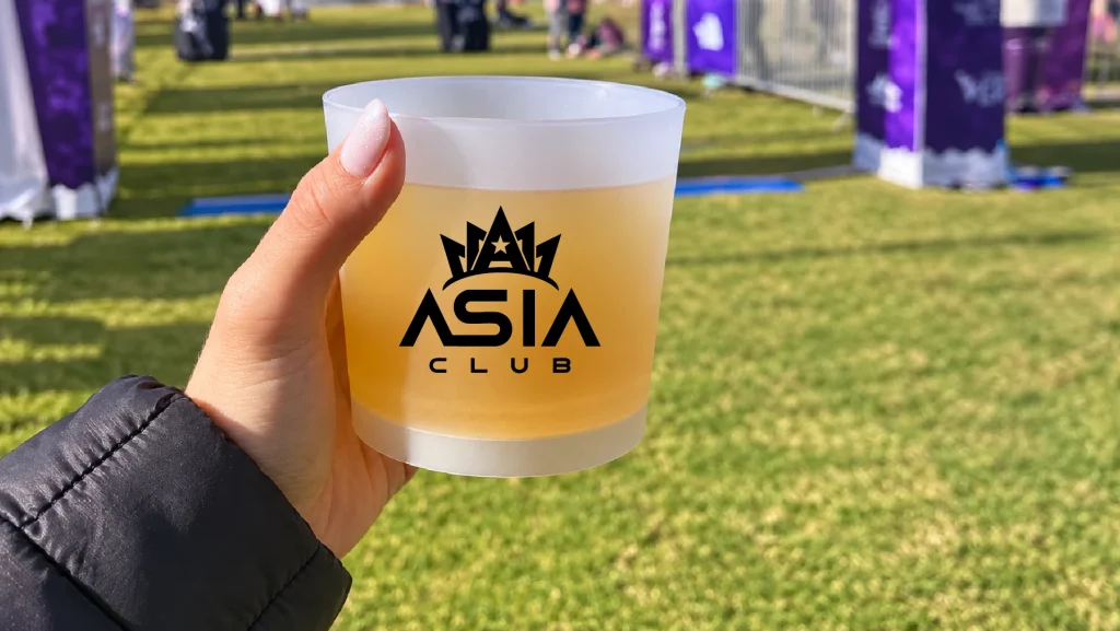 Vaso personalizado Fibay en la mano durante un evento