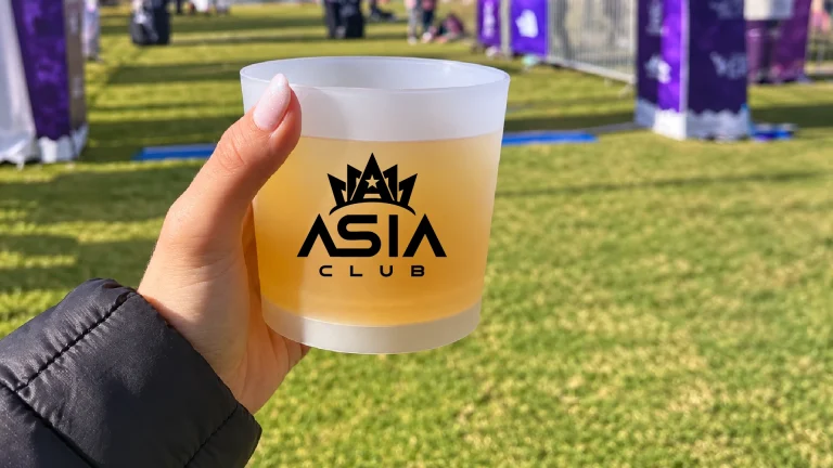 Vaso personalizado con logo en un evento