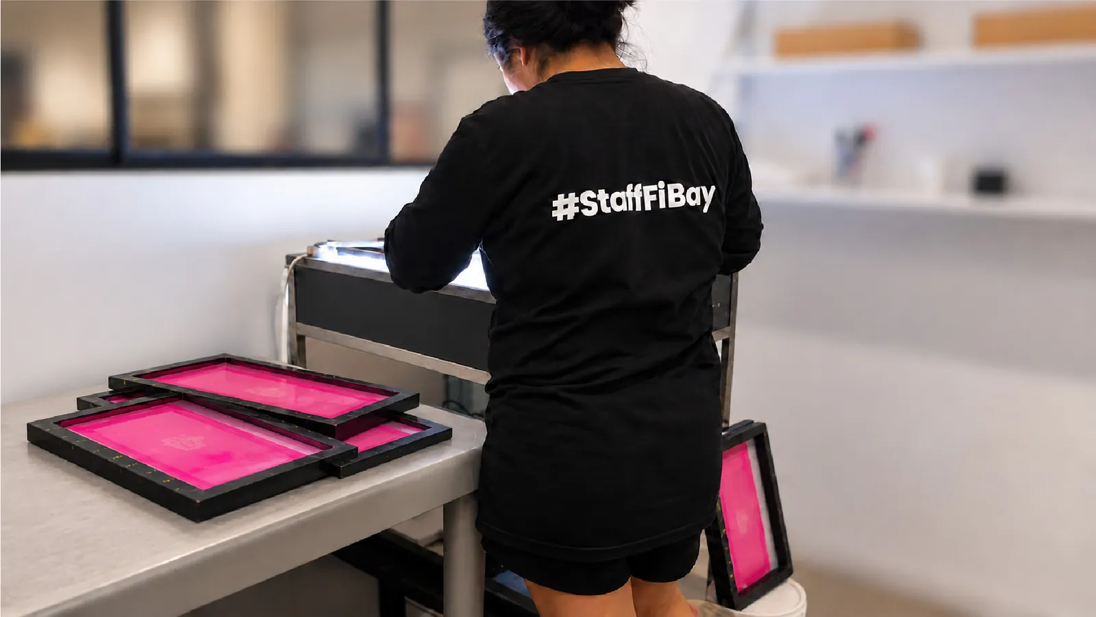 Equipo FiBay en el área de serigrafía